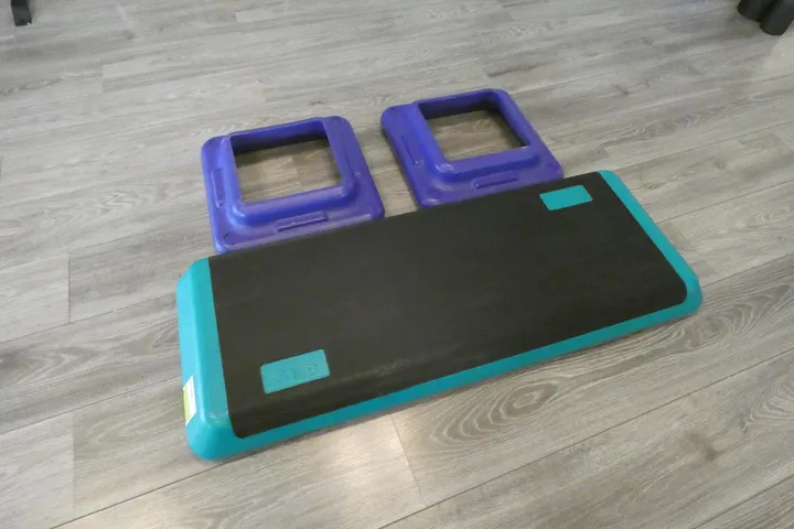 the Step-Aerobic-Board mit 2x Erhöhungen, türkis/lila